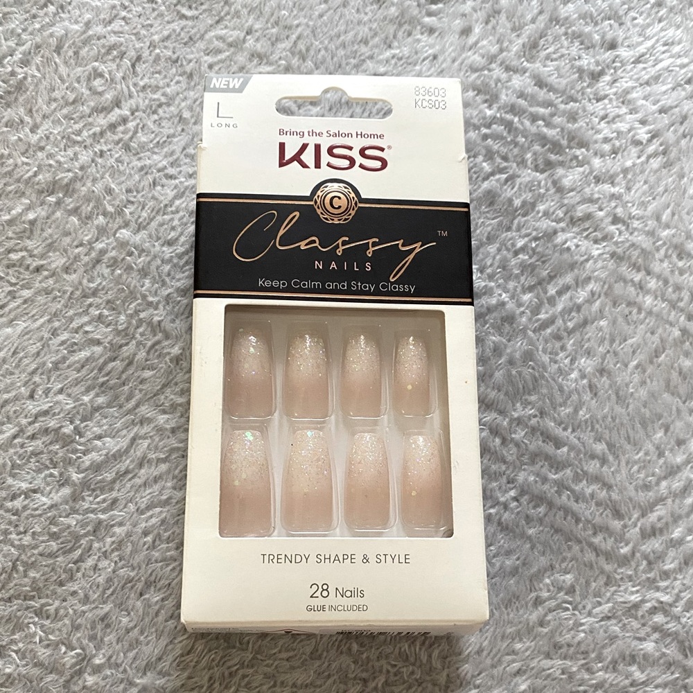 KISS Classy Glitter Nails